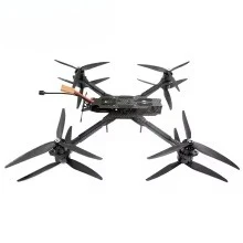 Côté du drone FPV longue portée montrant le châssis en fibre de carbone et les hélices 10 pouces.