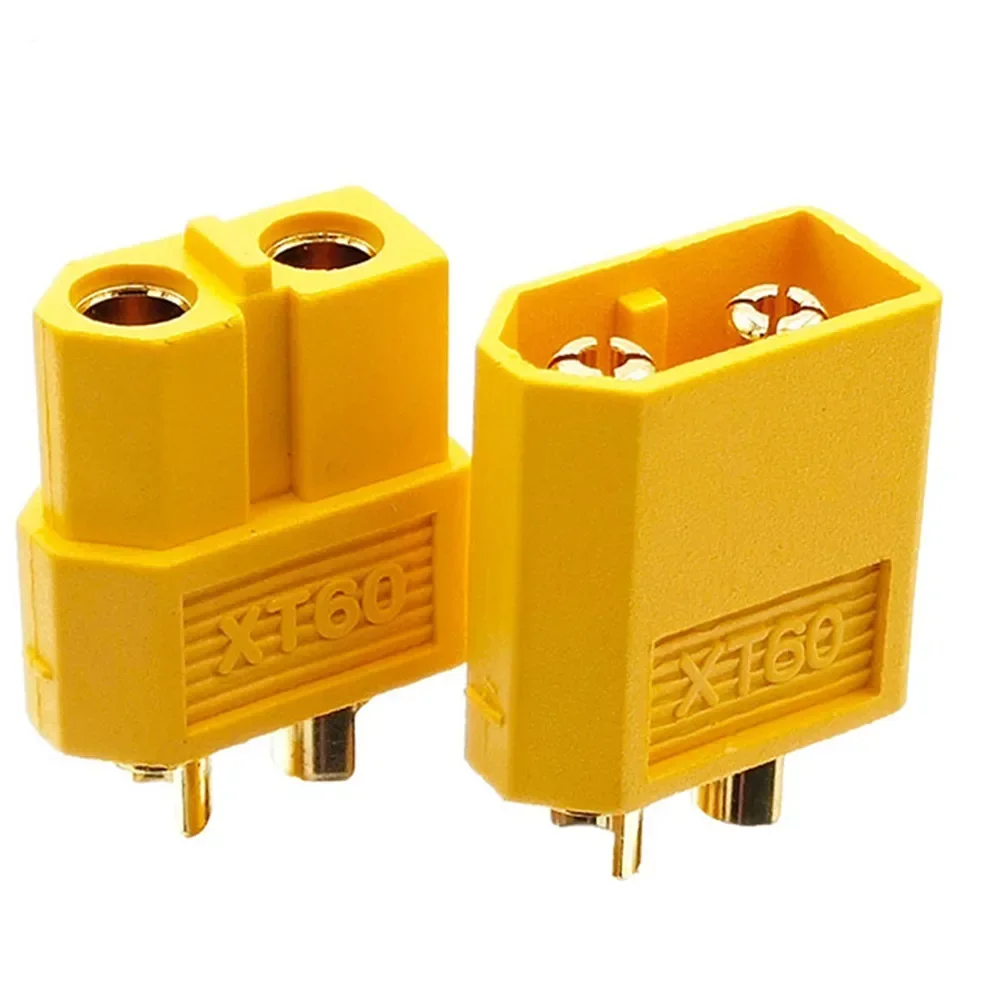 Gros plan sur un connecteur XT90 avec broches dorées, adapté aux batteries RC haute puissance.