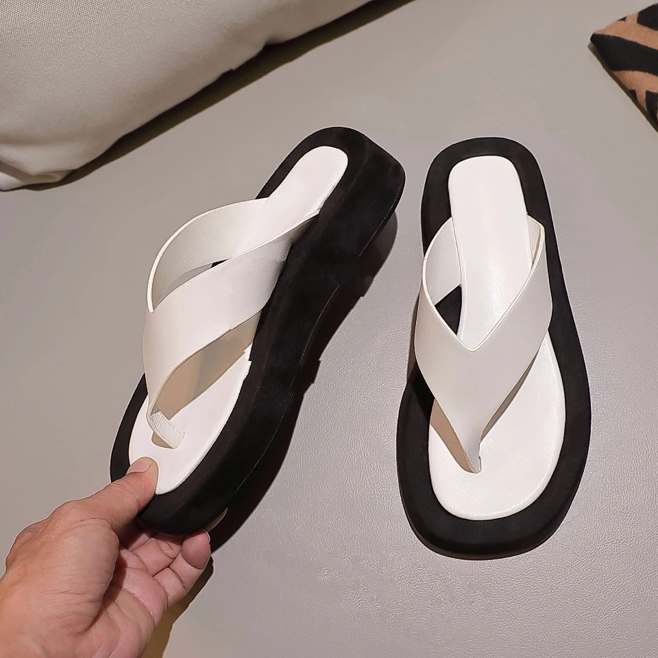 Thick soled slippers for women's summer outerwear color blocking toe clip flip flops 2024 new versatile anti slip beach sandals