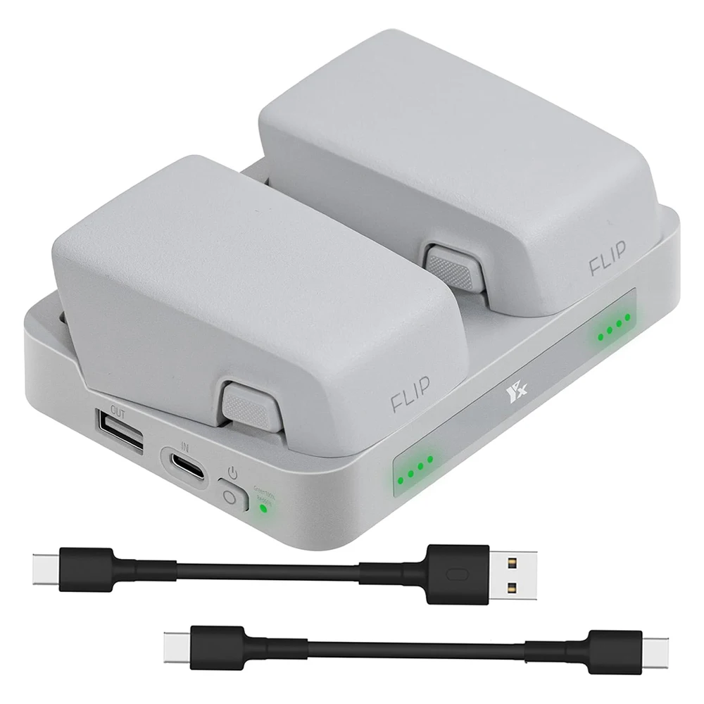 Chargeur rapide 65W pour DJI FLIP, connecté à une batterie, LED de charge allumée.