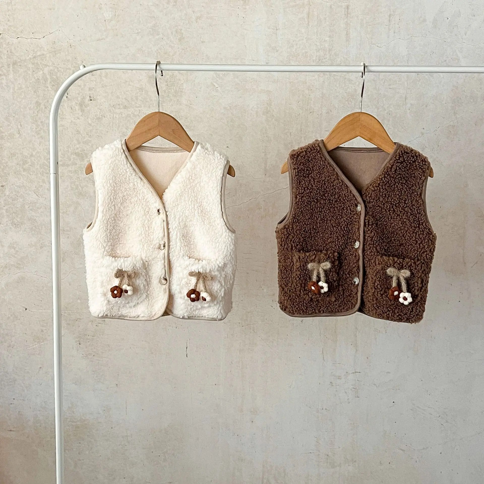 Description Picture 3 of item2025 New Baby European and American Vest Autumn and Winter Baby Cardigan Vest Baby Sleeveless Vest Coat