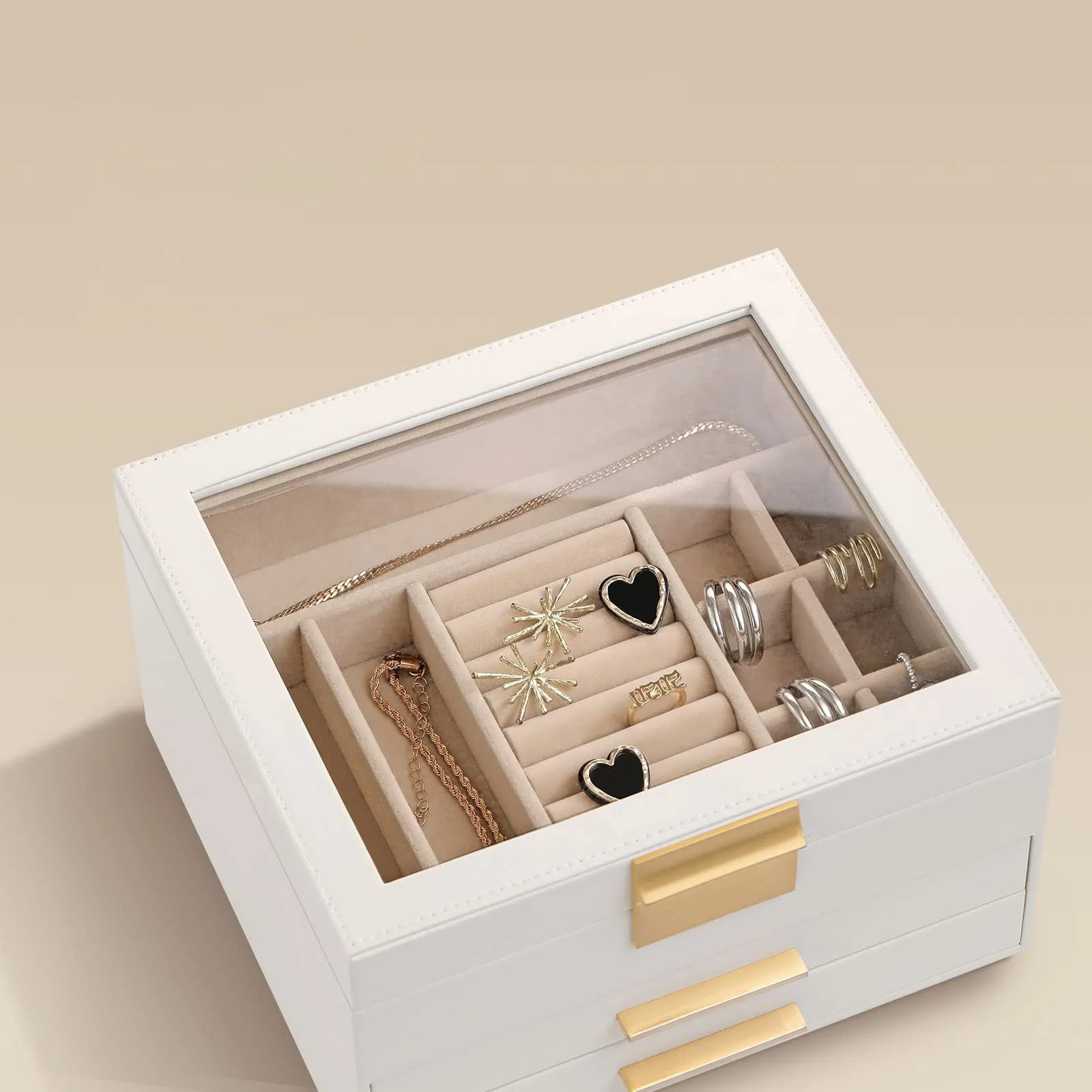 Détail du velours intérieur et des emplacements pour boucles d’oreilles