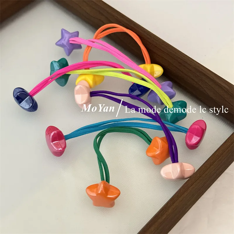 A hair band in the shape of a star with two heads in different colors