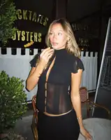 Ensemble en mousseline de style rétro français Guz pour femmes, avec col en ruban, haut à découpes et boutons, taille cintrée, et petites manches volantées, jupe plissée à queue de poisson, ensemble en deux pièces, haut en mousseline transparent avec rubans. 5
