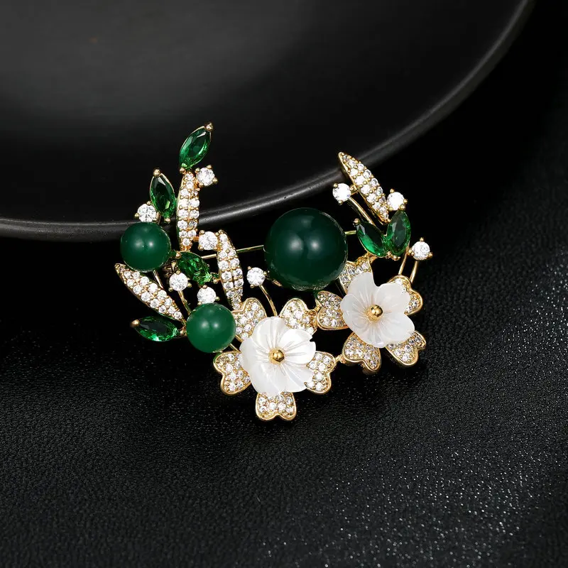 Elegant Temperament Flower Pearl Brooches Pins for Women Cubic Zirconia Mother Fritillary Brooch Luxury Wedding Corsage