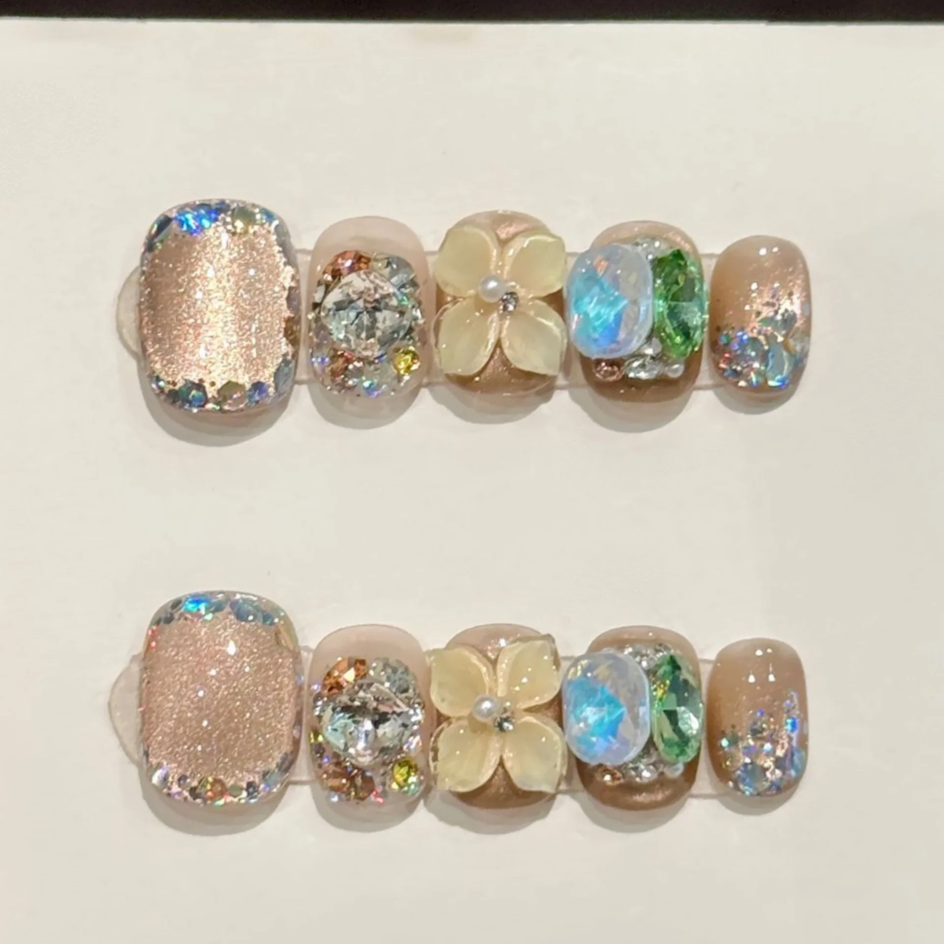 10개 꽃 다이아몬드 디자인 풀커버 네일 팁 짧은 라운드 수제 가짜 손톱 아트 착용 가능한 컬러풀 프레스온 인조 손톱 세트