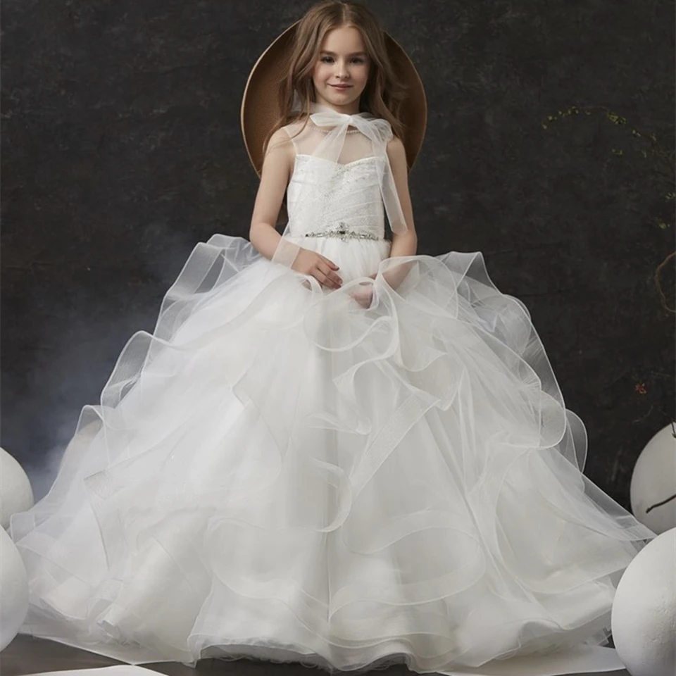 Maßgeschneiderte elegante weiße Rüschen-Blumenmädchenkleider für die Hochzeit 2026, ärmellose, glitzernde, perlenbesetzte Prinzessinnen-Erstkommunionkleider – Detail 3