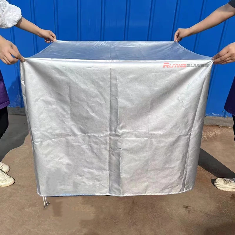 Housse de protection pluie poussière soleil pour drone agricole DJI Agras, rangée dans son sac de transport.