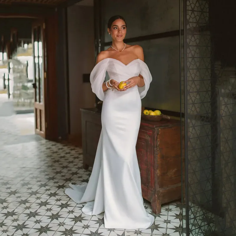 Простое свадебное платье с белой тюлевой юбкой