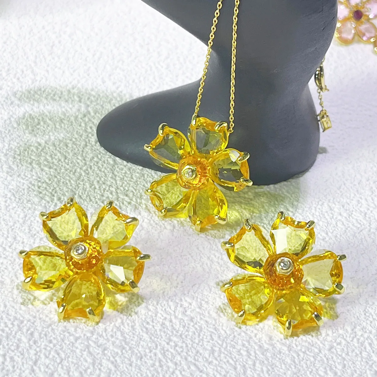 Flowe Jewelry 새로운 판매 동향 고품질 꽃 귀걸이 세련된 럭셔리 매력 스테인레스 스틸 핑크 옐로우 여성 의류