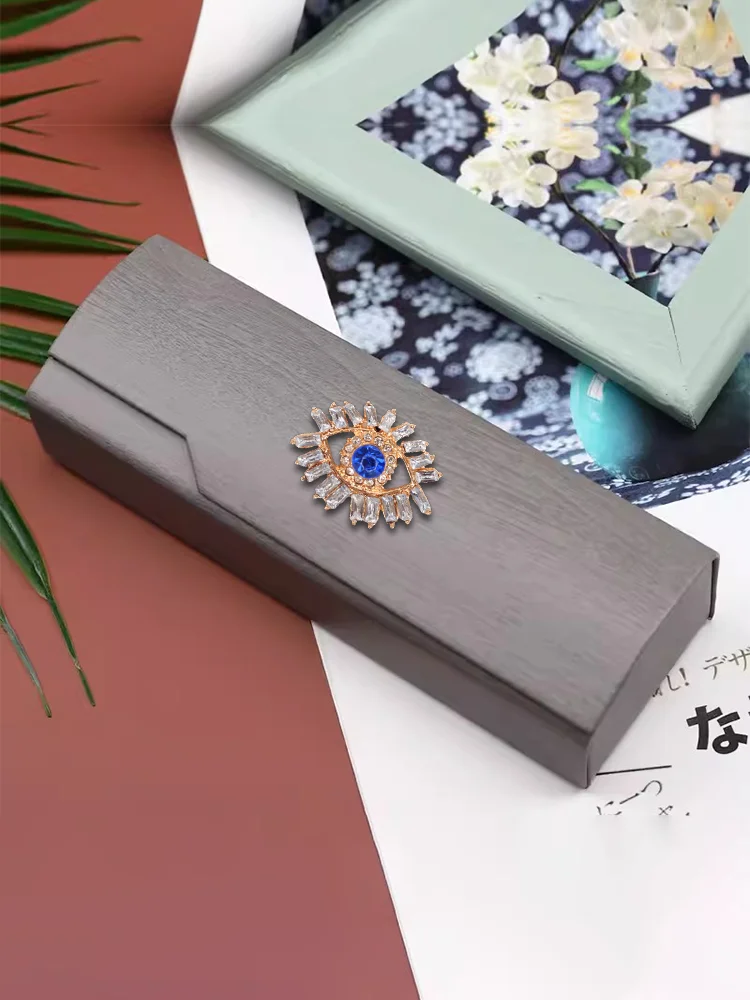 

Portable Box with Wooden Appeal - Pearl Bow Artistic Decor