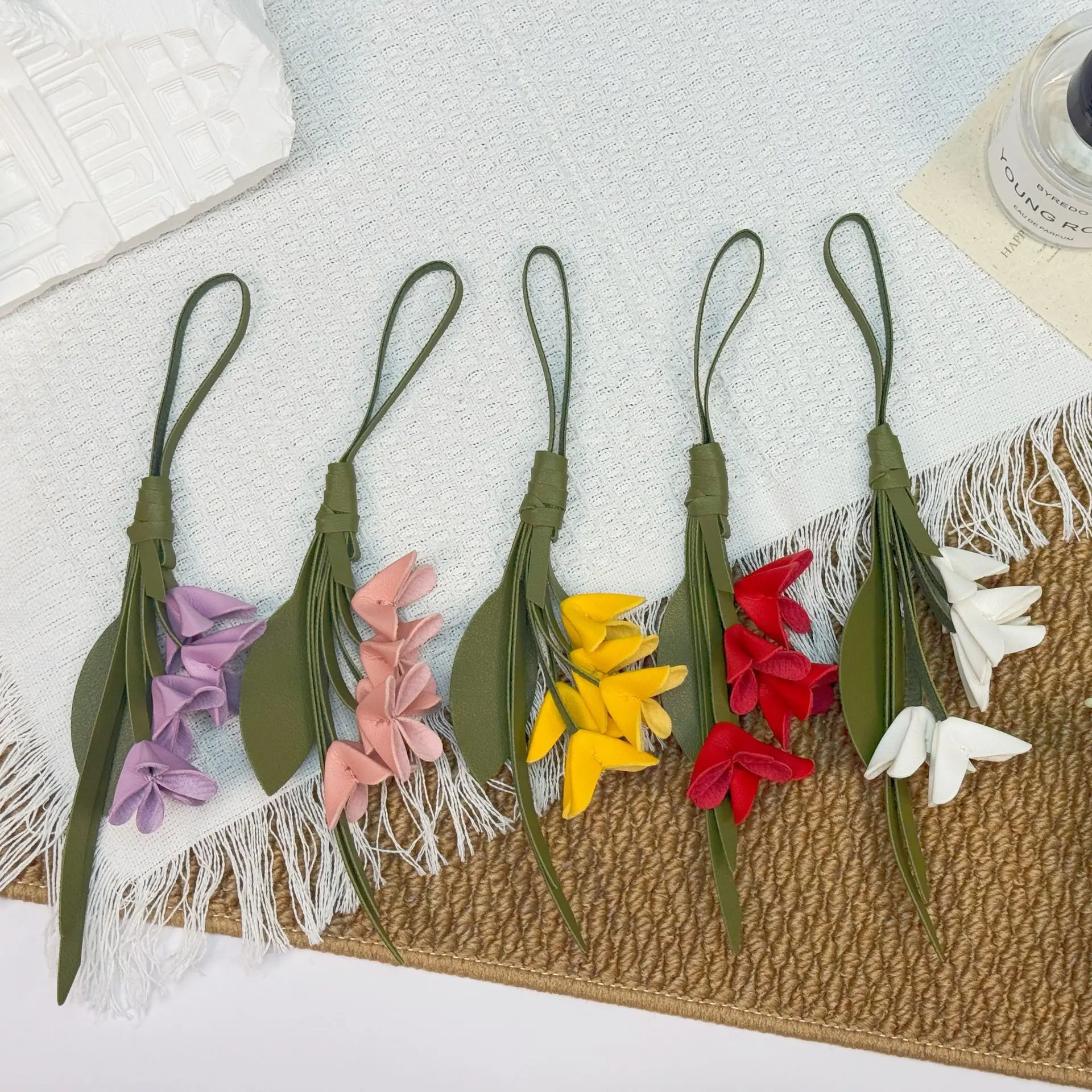 Elegant Floral PU Leather Keychain with Pendant