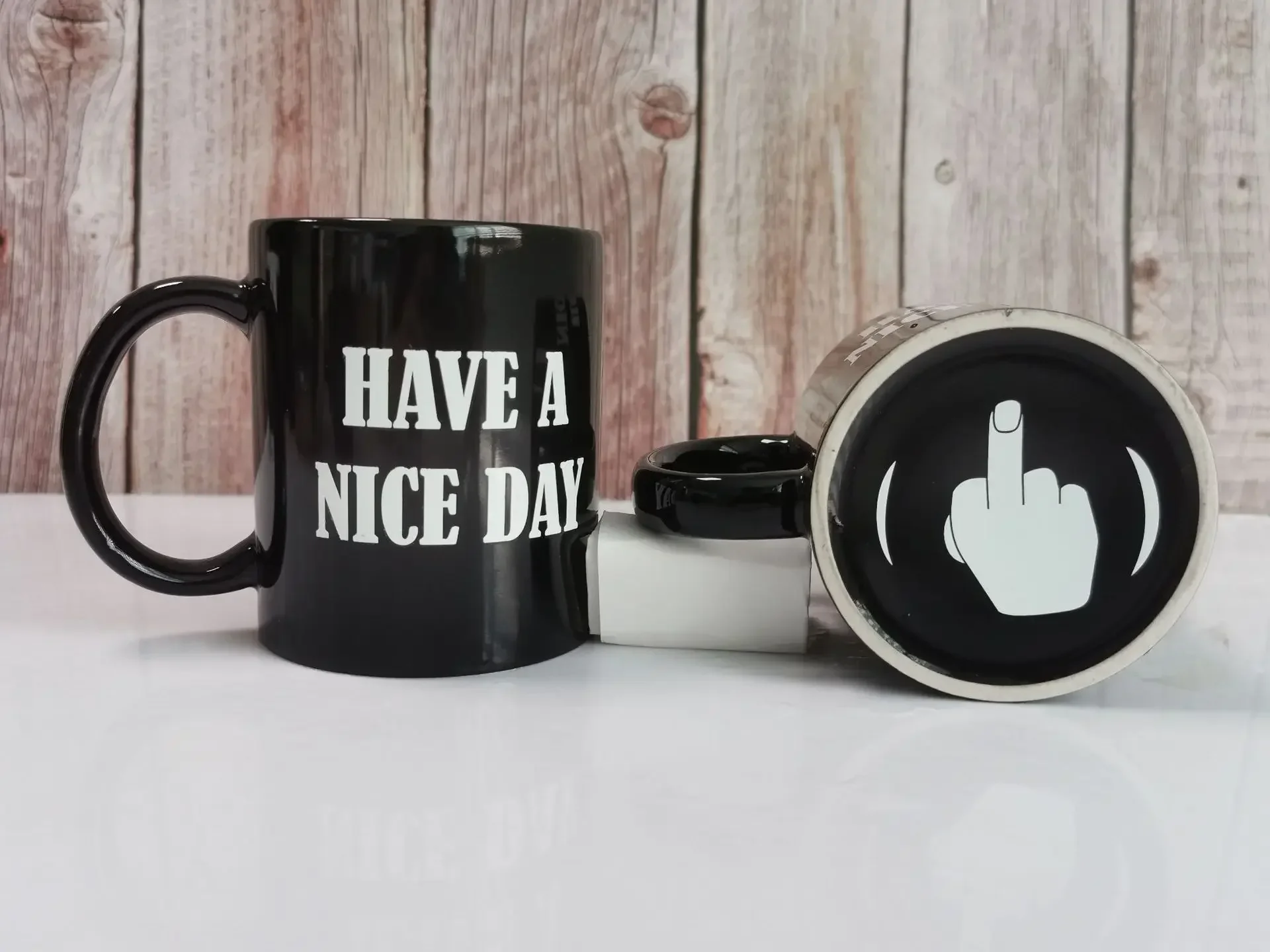 Vertikale Tasse mit Mittelfinger, urkomische Keramiktasse mit Anime-TV-Design, lustiges Geschenk für Erwachsene – Detail 7