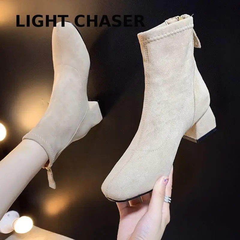 

Модные бархатные короткие ботинки для женщин на весну и осень 2023, новые бархатные женские ботинки на высоком каблуке на каблуке