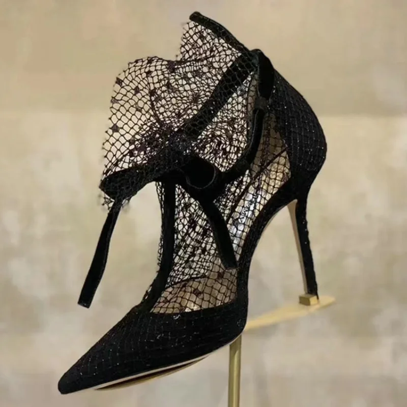 حذاء كعب أسود بشبك ورباط أنيق