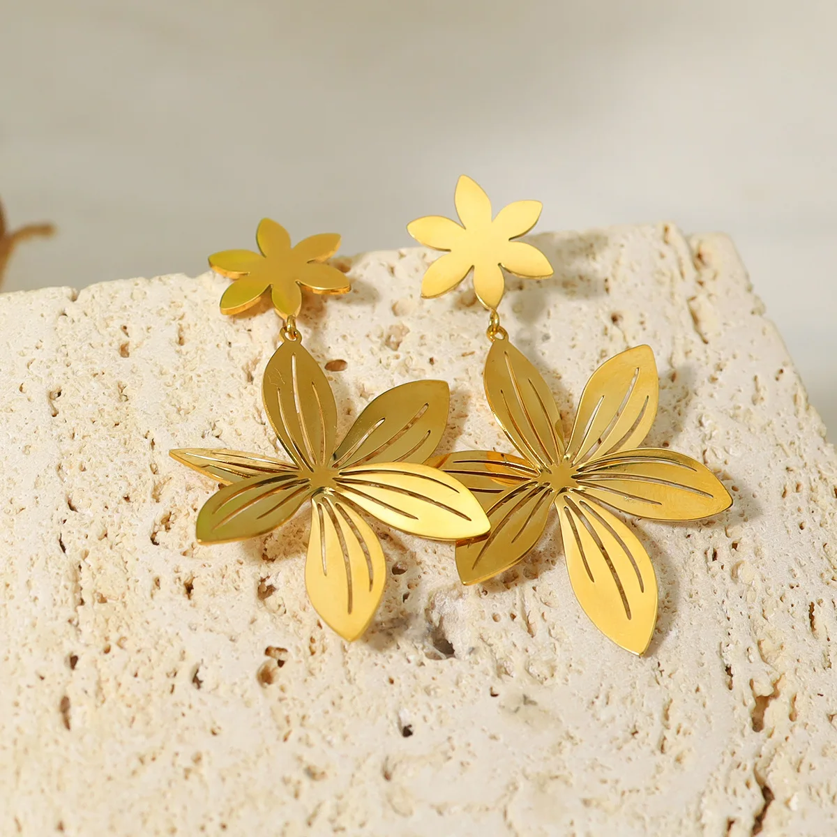 

French court style gold petals plated 18K gold stud earrings high-grade temperament sweet titanium steel earrings female