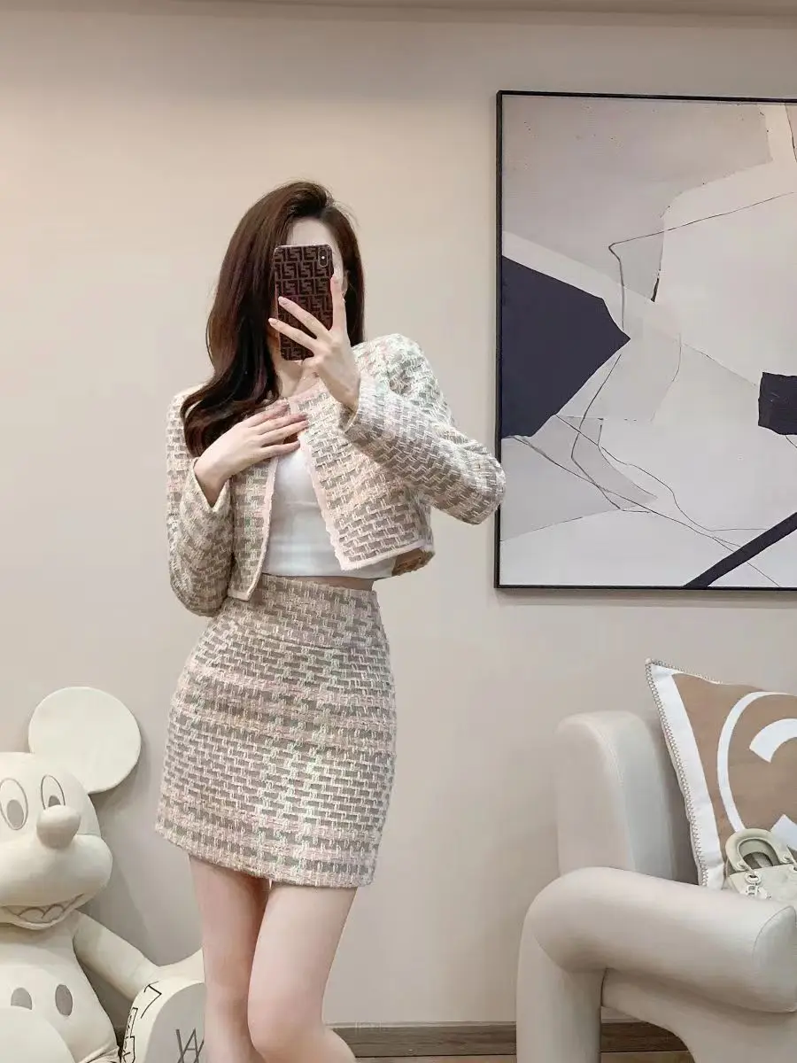 

2023 Early Autumn New Arrival Fashion Tweed Suit Set for Women with Design Sense, Elegant Ladylike Short Jacket and Short Skirt