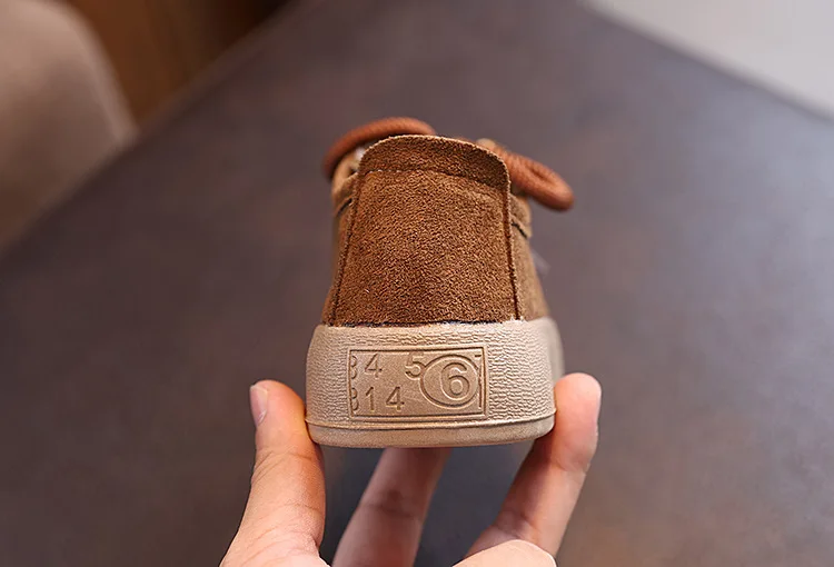 2026 Neue Modische Kinder-Freizeitschuhe Retro Weichsohlen-Kinderschuhe aus Leder Runde Zehenpartie Jungen Mädchen Flache Schuhe Klassischer Britischer Stil – Detail 16