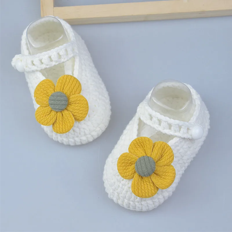Spring and Autumn Baby Woolen Shoes Hand woven Anti falling Soft Bottom Pre step Shoes for Newborns, Flower Princess