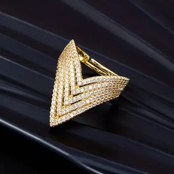 Design a bocca affilata per anelli da donna. Design multistrato a V, anello da donna hip-hop con roccia scintillante.