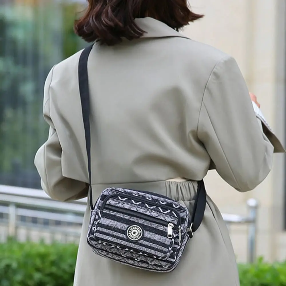 Mehrschichtige Damen-Umhängetasche mit Streifendruck, lässig, klassisch, Vintage-Einkaufstasche, Mädchen-Nylon-Einzelschulter-Rucksack – Detail 10