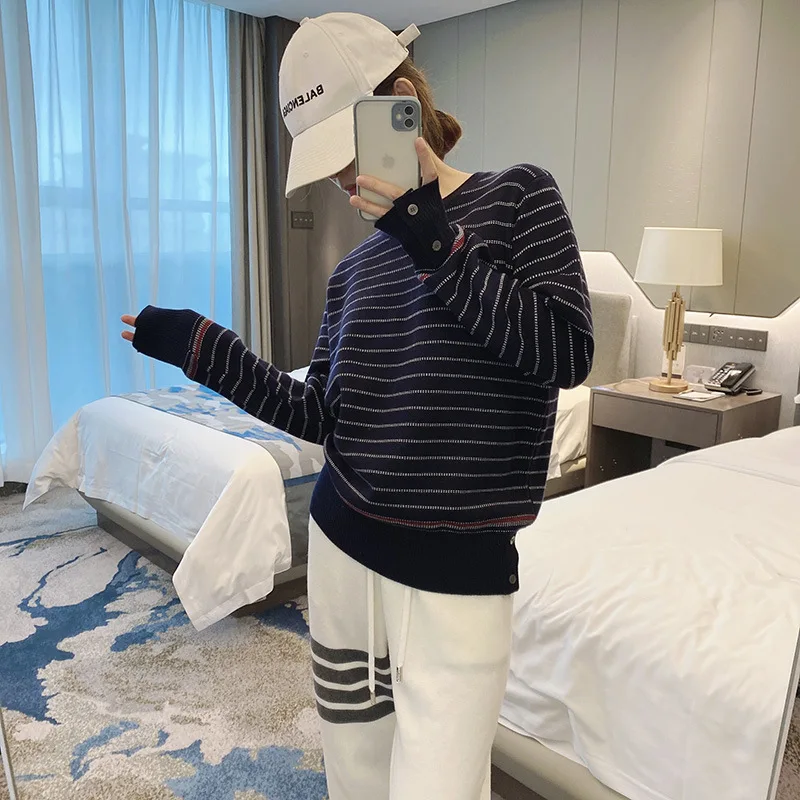 Рисунок 3 - Женский трикотажный пуловер с V-образным