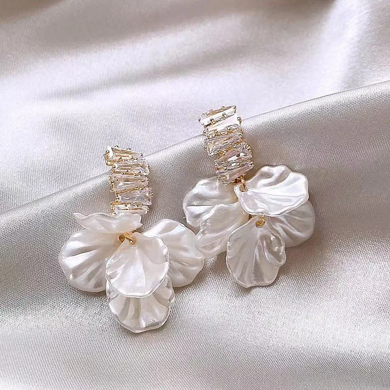 2024 New Classic Fashion Glossy Earrings Women Simple Korean White Shell Flower Earrings Temperament Light Luxury Jewelry Gift