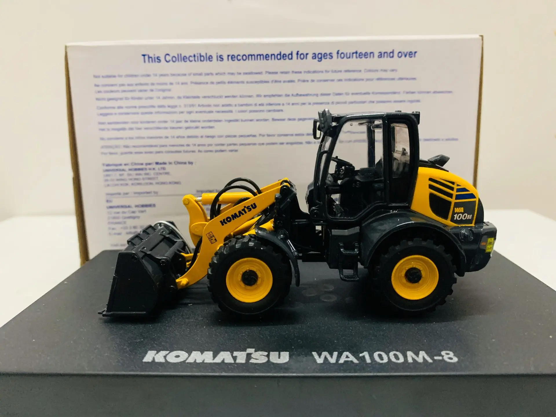 Komatsu WA100M-8 Wheel Loader 1/50 Scale DieCast Model UH8145 New in Original Box