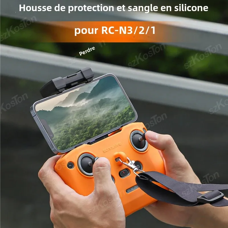 Housse en silicone bleue ajustée sur une télécommande DJI RC-N3, avec corde de suspension attachée