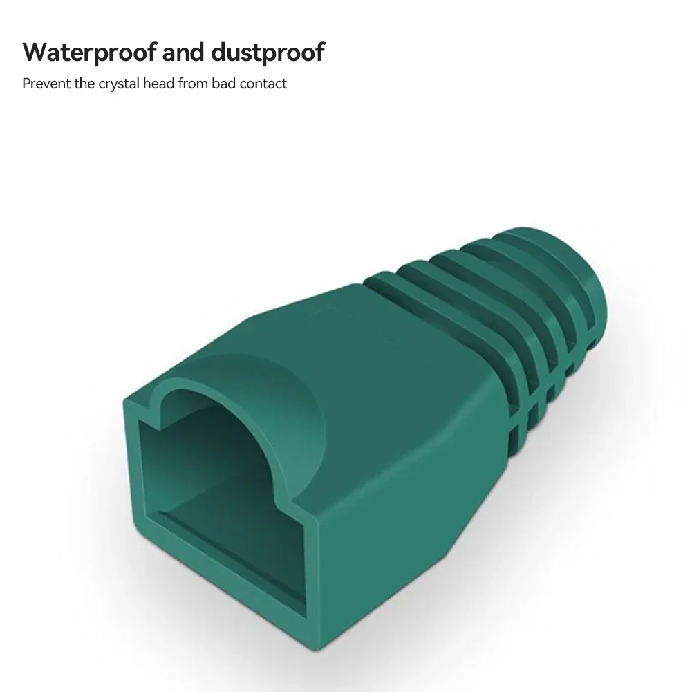 Molti cappucci per cavi RJ45 disposti su una superficie bianca