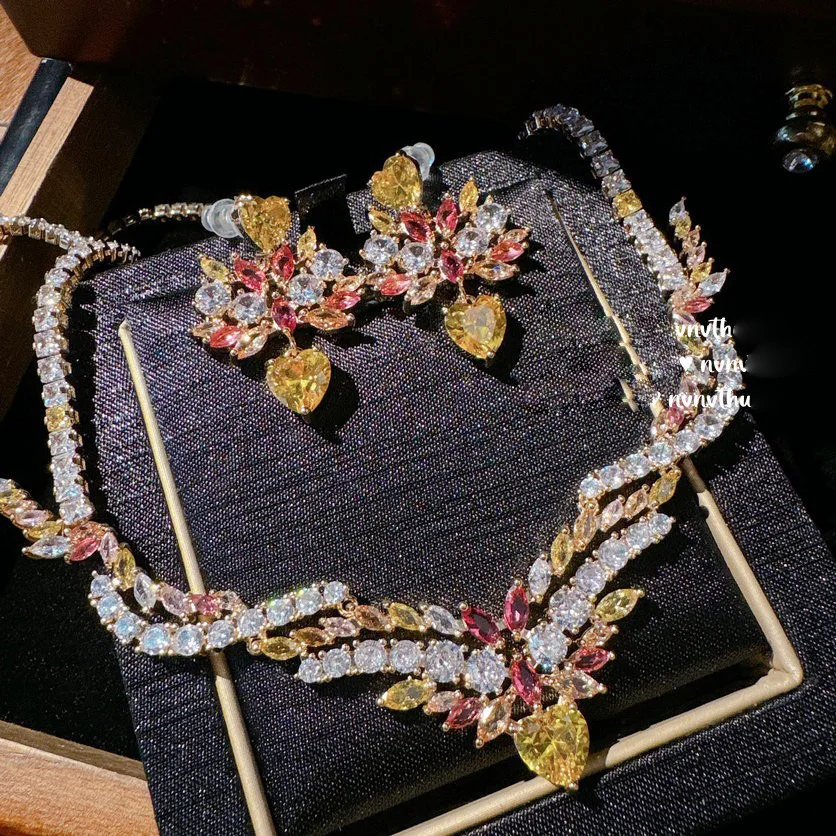 

Ожерелье с радужными драгоценными камнями Феникс Перо позолоченные 18 карат закат желтые капли воды циркониевые серьги набор