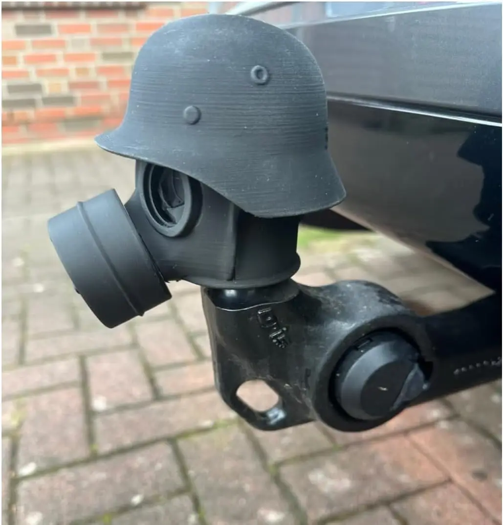 Anhängerkupplungsabdeckung mit Stahlhelm und Gasmaske. 3D-gedruckte Anhängerkupplungs-Kugelabdeckung verhindert Rostung des Empfängerrohrs