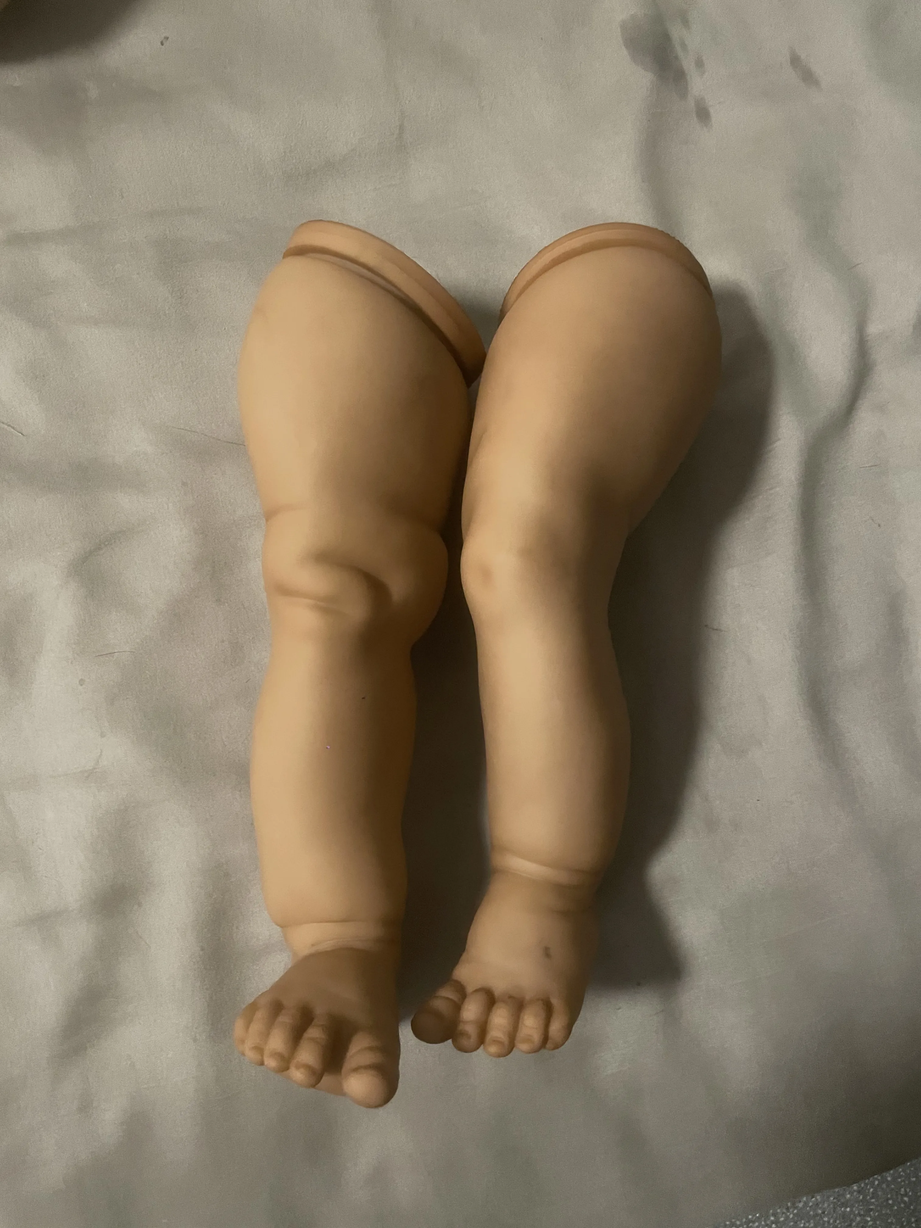 

FBBD Customized Limited Supply 26inch Reborn Baby Zoe Legs Only Dark Skin made By artist Unpainted Legs (not perfect )