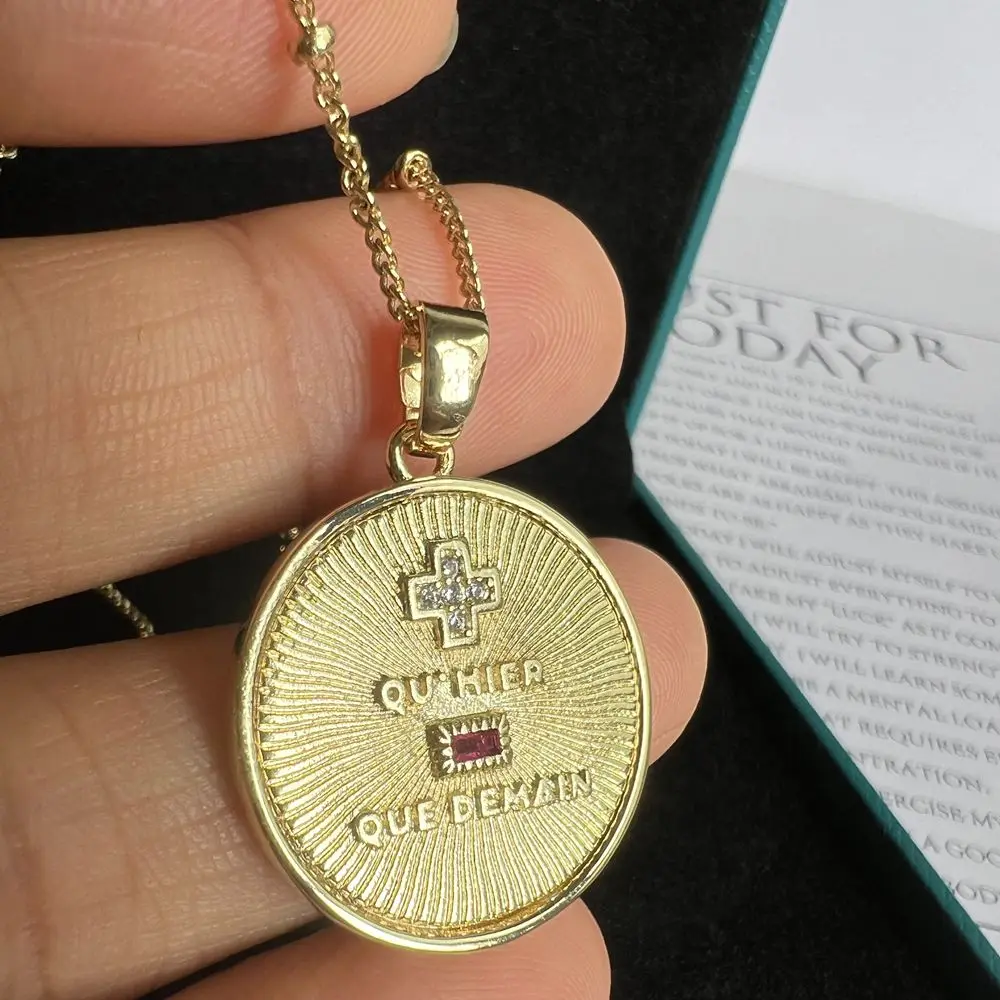 Detalhe da peça colar amor em francês com medalha dourada