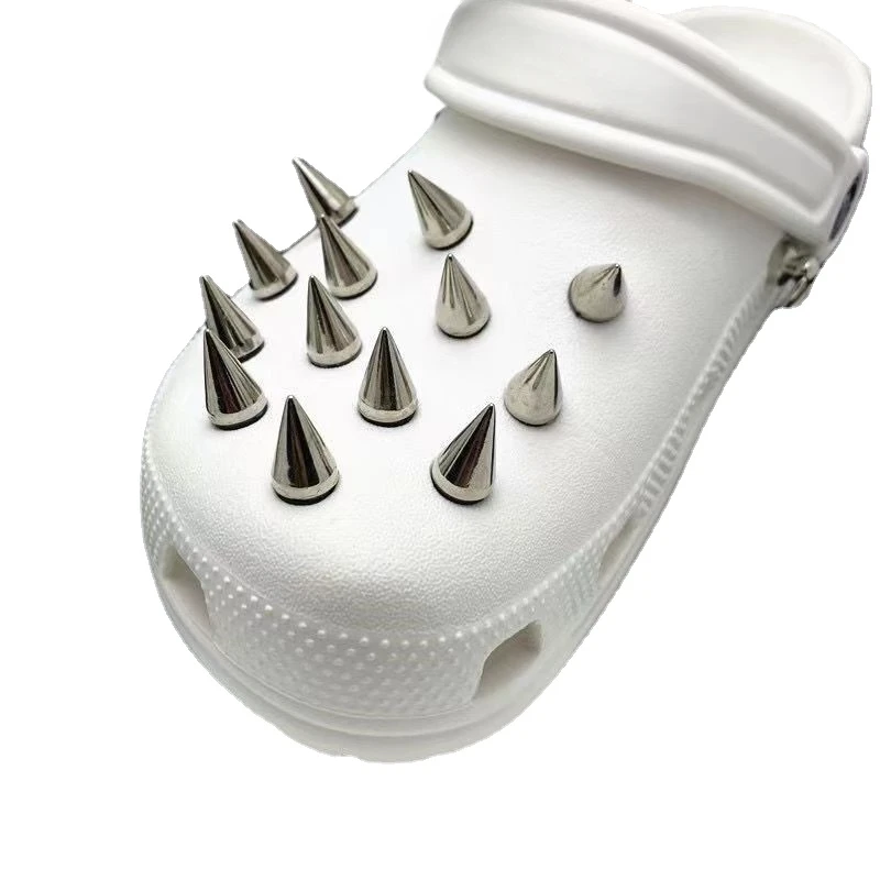 Neue Mode Niet Loch Schuh Charms Designer Vintage Hohe Qualität Clogs Schuh Zubehör Trend Alle-spiel Charms DIY Punk stil