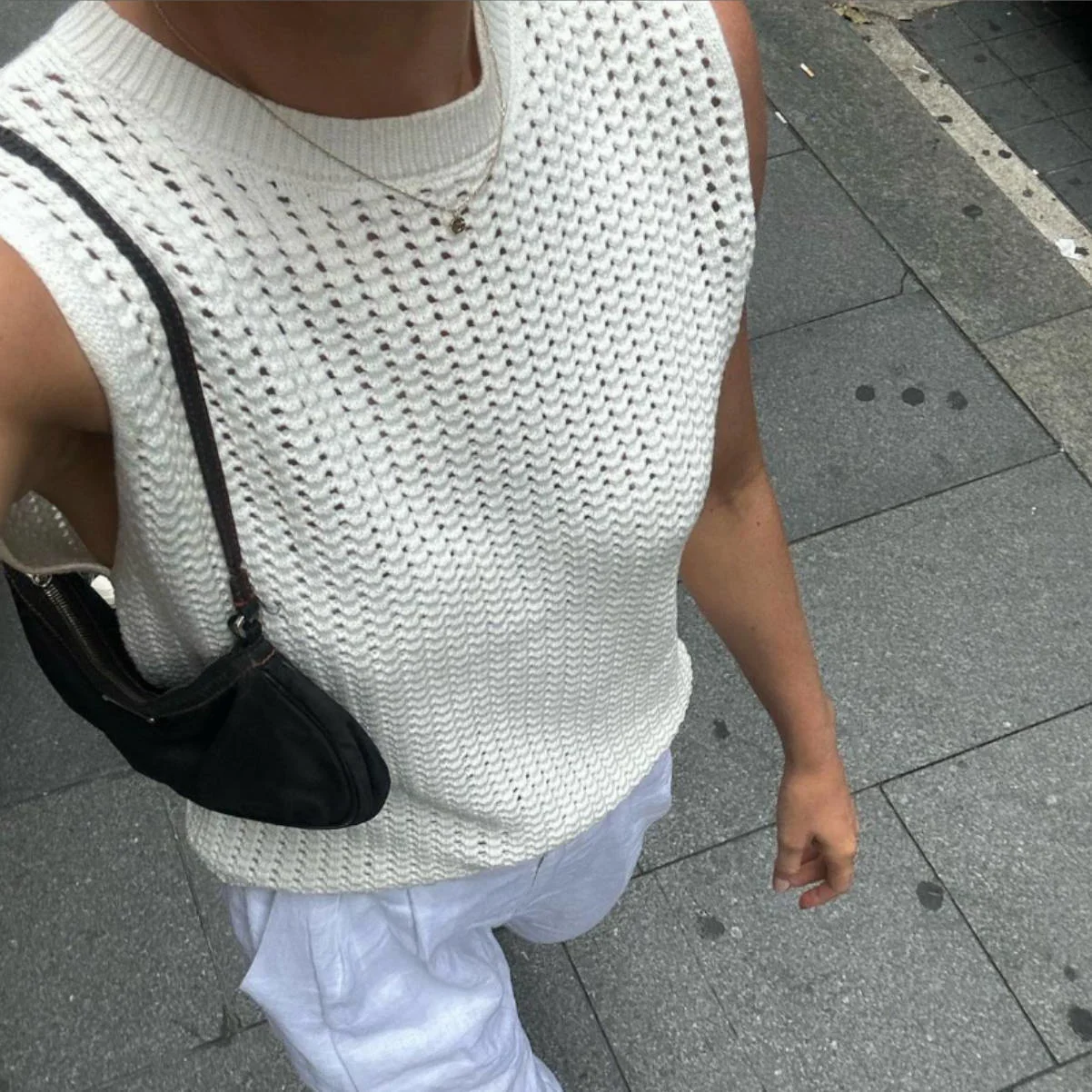 

Майка женская трикотажная без рукавов, с вырезами, в стиле кэжуал