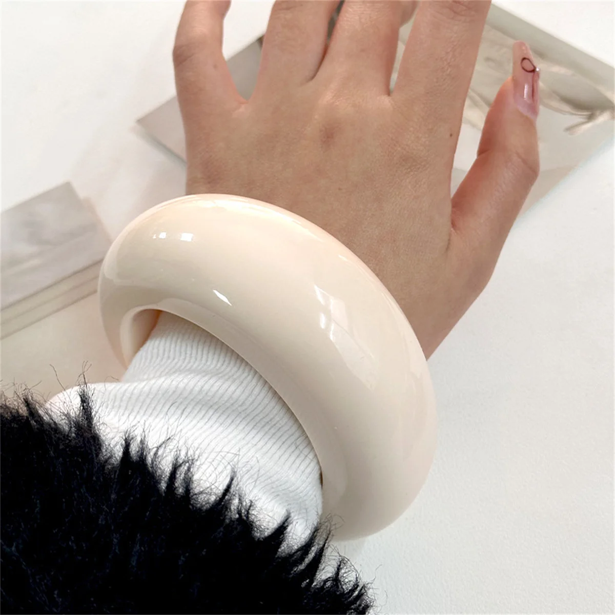 Mode Spaß Neue Schwarz Weiß Kontrast Farbe Geometrische Breite Chunky Harz Armband Massive Urlaub Schmuck Hip Hop Beliebte Armreif – Detail 6