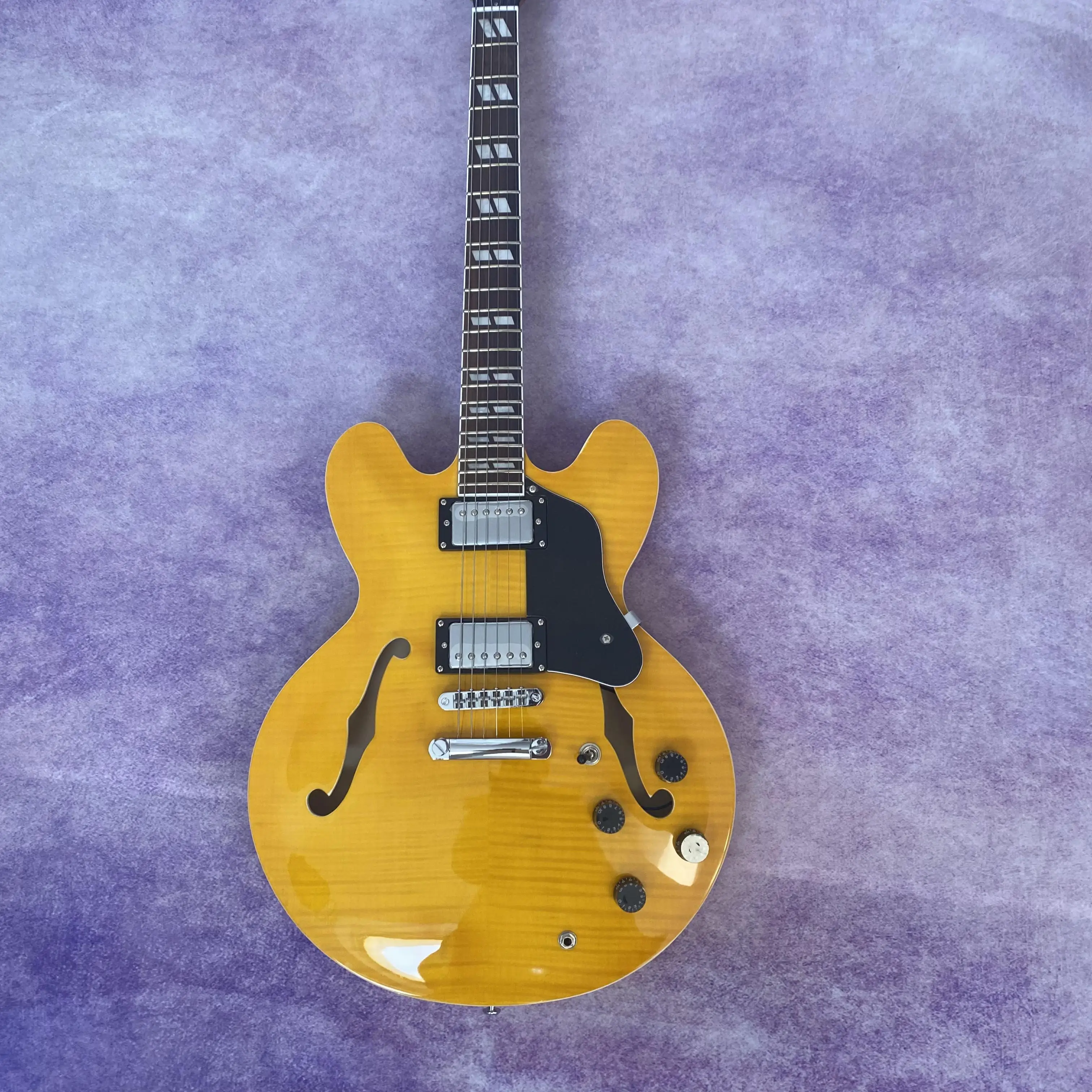 

Flame maple top veneer electric guitar, peach blossom wood double F-hole, chrome plated hardware, jade string button