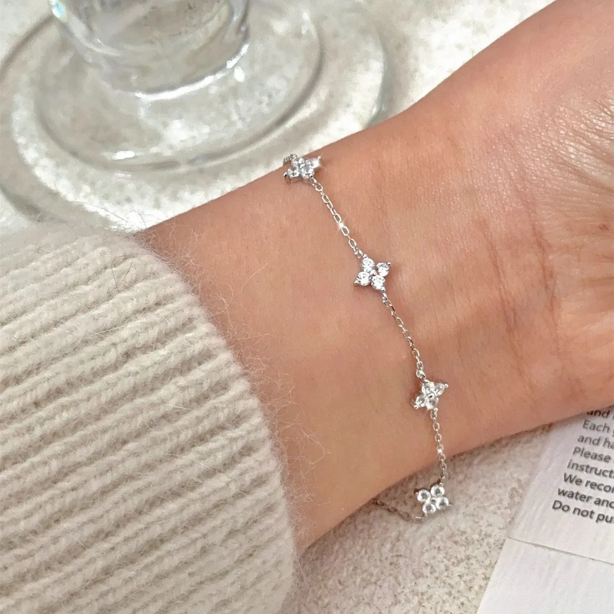 Pulsera acero inoxidable con flor de cristal – coreana moda