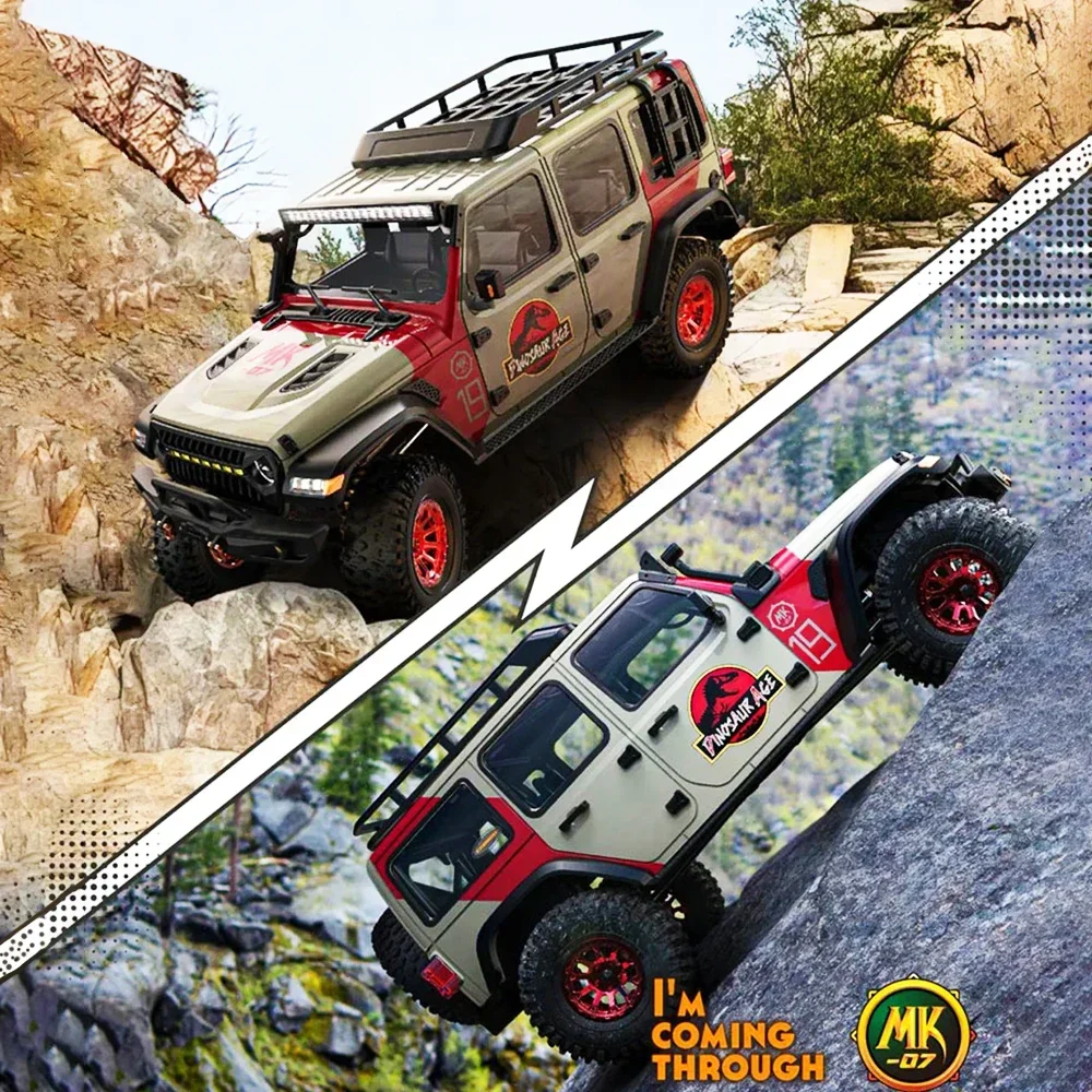 Buggy RC 2.4GHz effectuant un saut sur une bosse, roues en l'air, poussière soulevée