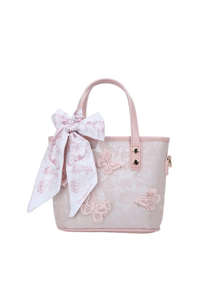 حقيبة يد أنيقة وفاخرة، تتميز بتصميم يضم زخارف فراش...