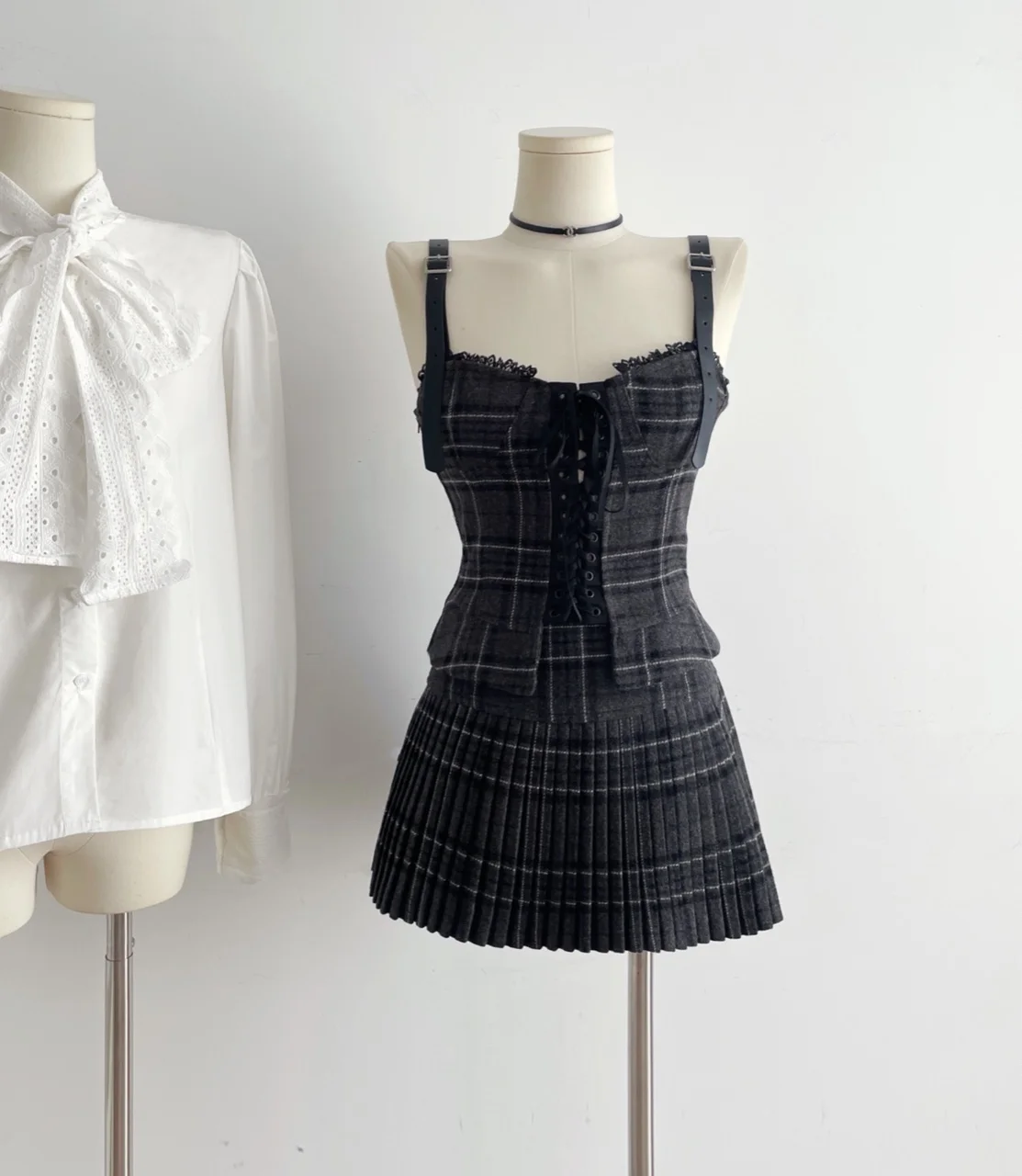 Conjunto de 3 piezas estilo retro coreano de otoño para mujer, camisa blanca, chaleco de tirantes y falda plisada, diseño de estilo universitario, moda Y2K.