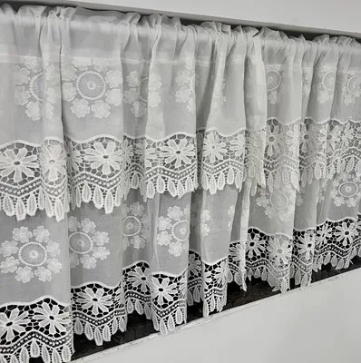 우아함과 기능성을 한 몸에 담은 봄 여름 분위기의 흰색 자수 커튼