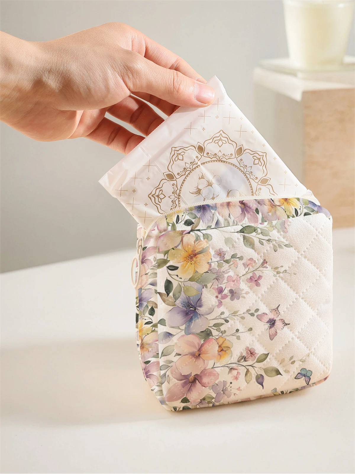 1 portable sanitary napkin storage bag, made of seaweed turtle pattern and diamond mesh material, lightweight women's tissue bag