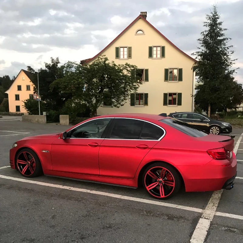 Bettbezug Das rote Auto der Marke BMW mit rotem Vinyl. 
