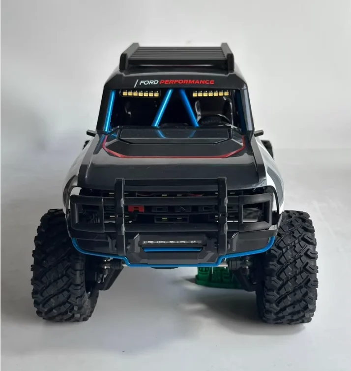 Pot d'échappement tuning pour buggy RC, finition chromée brillante pour un look racing.