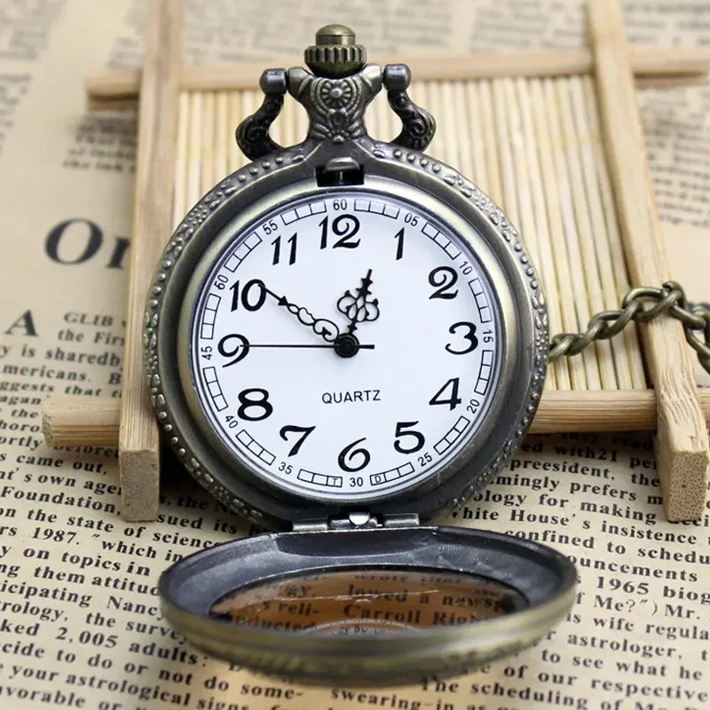 Taschenuhr im sowjetischen Abzeichen-Sichelhammer-Stil der UdSSR