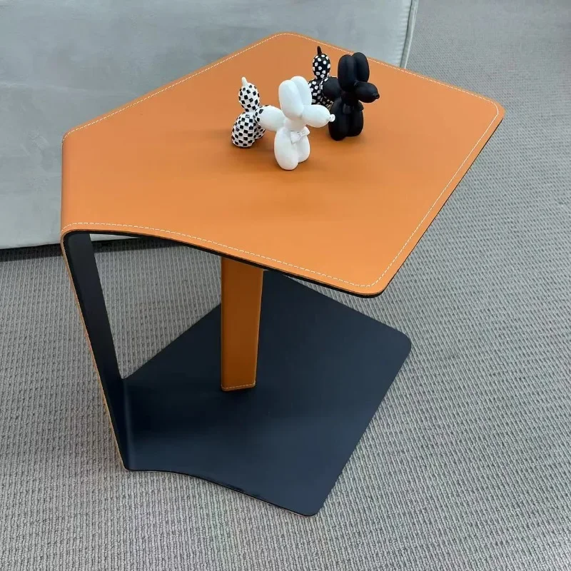 طاولة جانبية فاخرة جلد طبيعي إيطالي بتصميم عصري لغ...