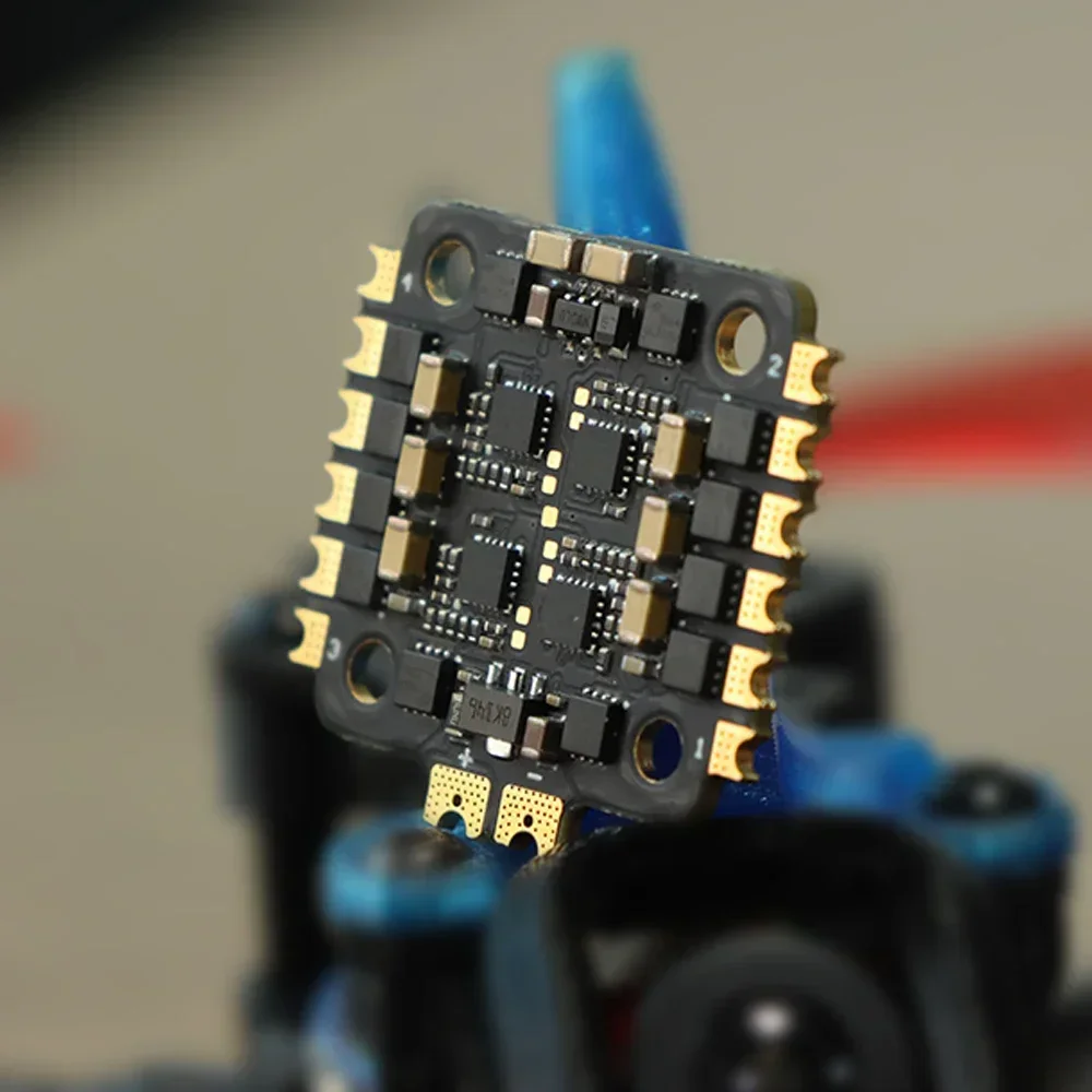 HAKRC ESC 4-en-1 15A/25A installé sur un drone FPV, avec câbles de moteur branchés et carte de vol