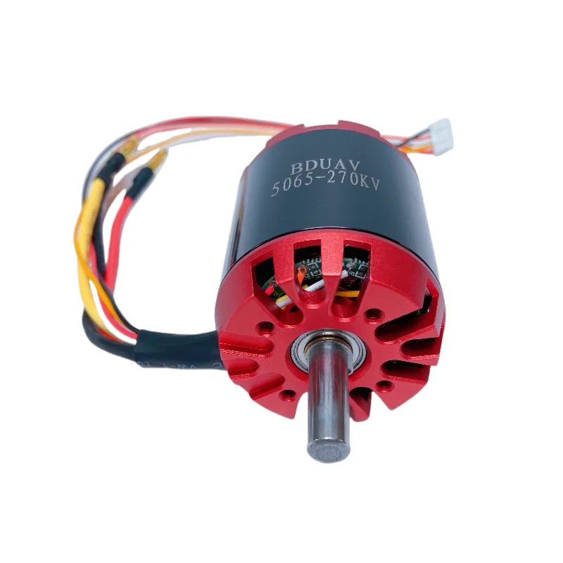 Moteur RC brushless haute performance 140KV à 320KV, installé dans un châssis de voiture RC.
